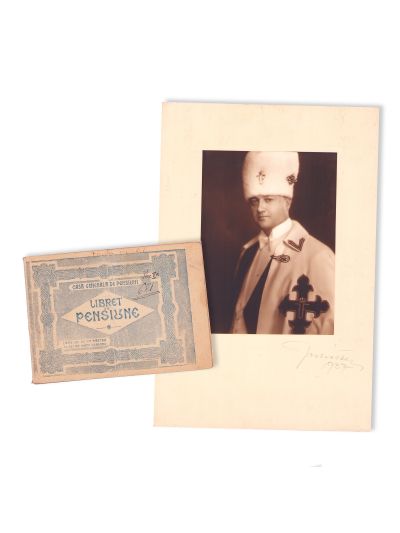 Matei Vasiliu în uniforma de cavaler al ordinului „Mihai Viteazul”, fotografie de epocă, atelier fotografic Julietta + libret de pensii