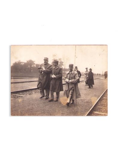 Generalul Henri Mathias Berthelot pe peronul unei gări, fotografie de epocă