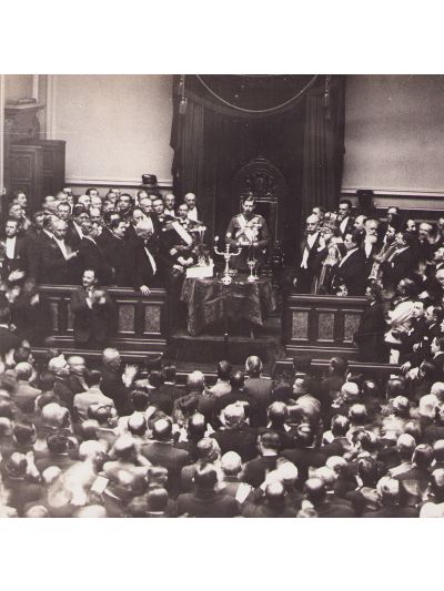 Discursurile susținute de Carol al II-lea în Parlamentul României, două fotografii de epocă, 1930