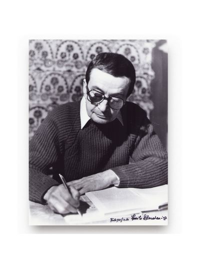 Geo Dumitrescu scriind la biroul său, fotografie realizată de Vasile Blendea, 1997