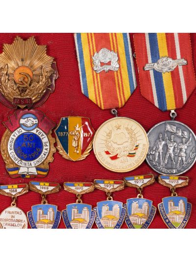 Colecție de 21 insigne și medalii din perioada comunistă