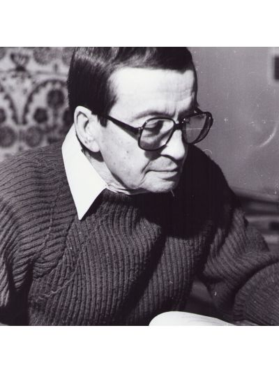 Geo Dumitrescu la biroul său, fotografie realizată de Vasile Blendea, decembrie 1995