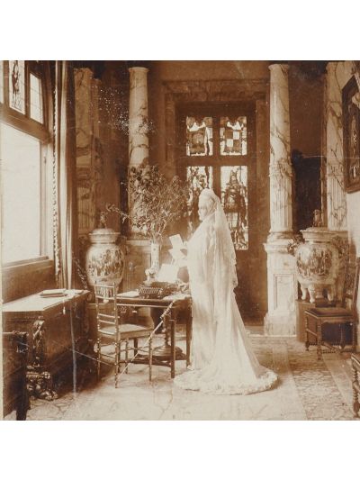 Regina Elisabeta în rochie albă, atelier A. Brand, cu semnătură estompată 