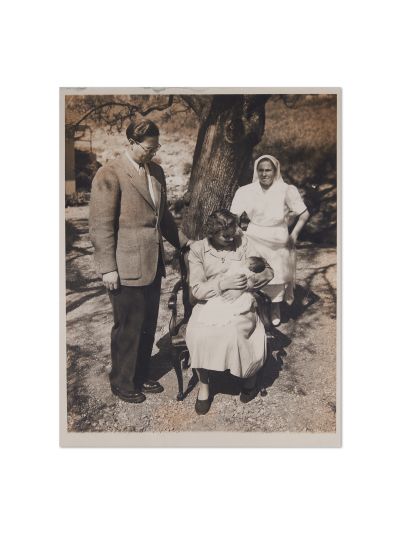 Regele Mihai și prințesa Anna alături de fiica lor, Margareta, două fotografii de presă, 16 aprilie 1949  