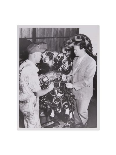 Regele Mihai I al României primind informații despre funcționarea motoarelor de avion, fotografie de presă, 27 iulie 1956 