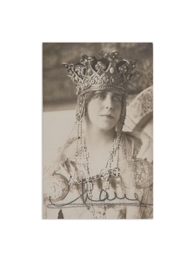Regina Maria în ținuta încoronării, fotografie tip carte poștală, cu însemnare olografă