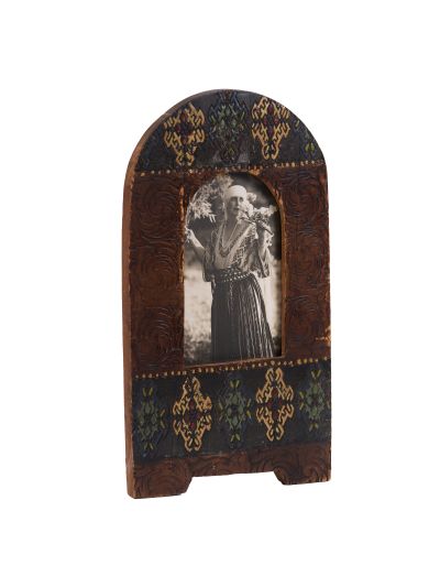 Regina Maria în port tradițional la Scroviștea, fotografie tip carte poștală într-o ramă din lemn