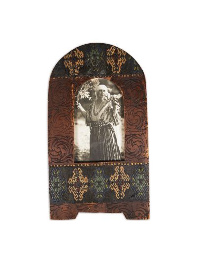 Regina Maria în port tradițional la Scroviștea, fotografie tip carte poștală într-o ramă din lemn