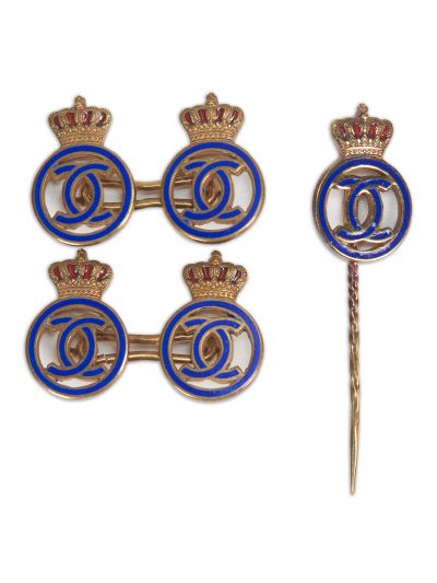 Set de butoni și ac de rever din argint aurit cu cifrul regelui Carol al II-lea