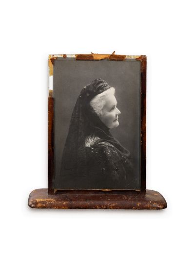 Regina Elisabeta a României, fotografie tip carte poștală, semnată, atelier F. Mandy, într-o ramă de birou din piele cu cifrul suveranei 