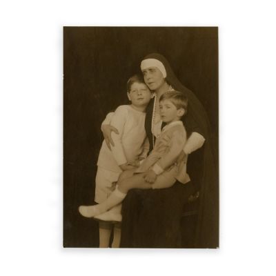 Regina Maria alături de nepoții ei, principii Mihai și Petru, cca. 1930