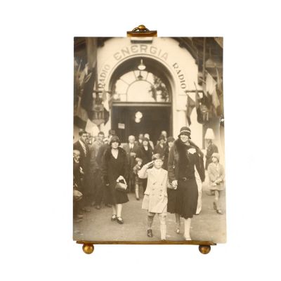 Regele Mihai I alături de Regina-Mamă Elena și Regina Maria la un eveniment public, fotografie de epocă, cca. 1927