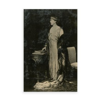 Regina Maria a României într-o ținută oficială, fotografie de epocă, cca. 1930