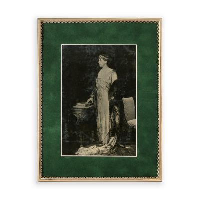 Regina Maria a României într-o ținută oficială, fotografie de epocă, cca. 1930