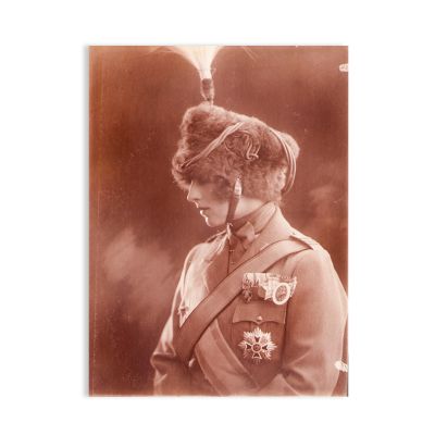 Regina mamă Elena în uniforma Regimentului 4 Roșiori, 10 mai 1923, fotografie de epocă