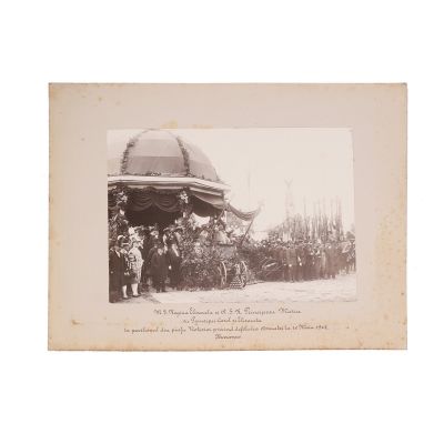 Regina Elisabeta și principesa Maria privind defilarea armatei, fotografie de epocă, 10 mai 1902 