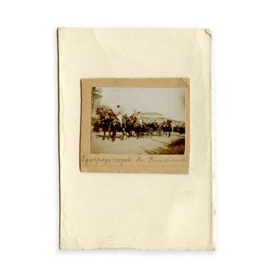 Carol I al României cu principele Ferdinand, în trăsura regală, fotografie miniaturală