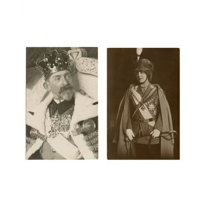 Regina Maria în uniformă militară + Regele Ferdinand I la încoronare, două fotografii tip carte poștală
