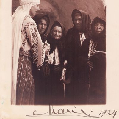 „Heureuses Fêtes!”, fotografie de epocă înfățișând-o pe regina Maria cu un grup de țărănci, 1924, cu semnătură