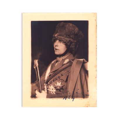 Regina Maria a României în uniforma Regimentului 4 Roșiori, fotografie de mari dimensiuni, 1924, cu semnătură