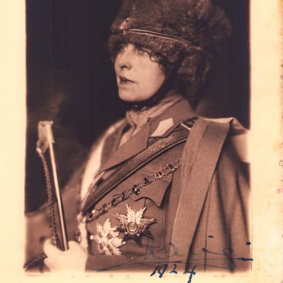 Regina Maria a României în uniforma Regimentului 4 Roșiori, fotografie de mari dimensiuni, 1924, cu semnătură