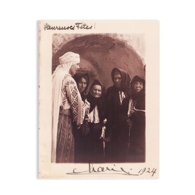 „Heureuses Fêtes!”, fotografie de epocă înfățișând-o pe regina Maria cu un grup de țărănci, 1924, cu semnătură