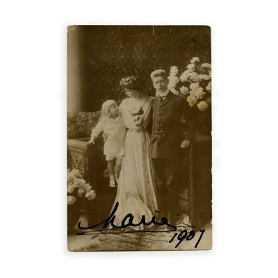 Principesa Maria alături de fiii săi, fotografie tip carte poștală cu semnătură olografă, 1907