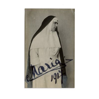 Regina Maria a României în uniforma Crucii Roșii, fotografie tip carte poștală, cu semnătură, 1917
