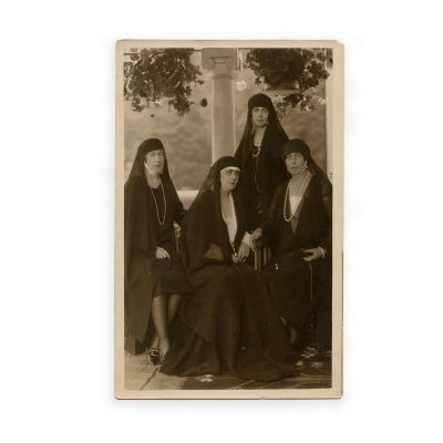 Regina Maria alături de surorile sale purtând doliu după moartea regelui Ferdinand I, carte poștală fotografică, 1927