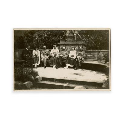 Familia regală a României împreună cu mareșalul Jósef Piłsudski la castelul Foișor, fotografie tip carte poștală, 1922