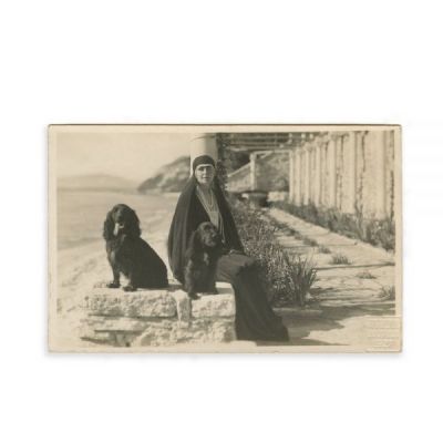 Regina Maria la Balcic, alături de cei doi câini ai săi, fotografie tip carte poștală
