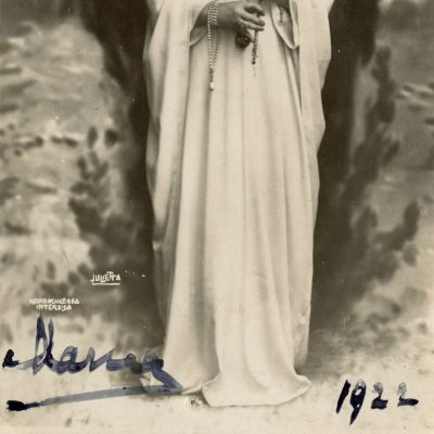 Regina Maria a României purtând tiara Cartier și văl alb, fotografie semnată „Mama”, atelier Julietta, 1922