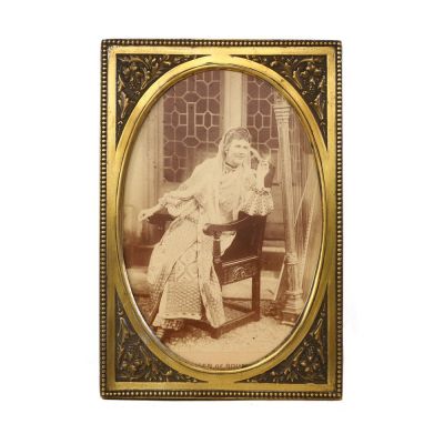 Regina Elisabeta a României în costum popular, fotografie de cabinet, atelier Thomas Edge