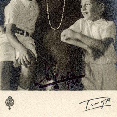 Prințesa Mignon alături de fiii acesteia, fotografie format carte poștală, cu semnătură, 1935