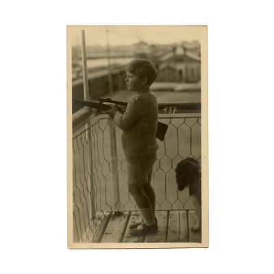 Principele Mihai ținând pușca în mână, fotografie tip carte poștală