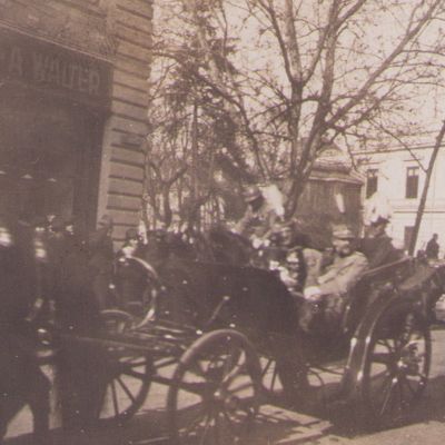 Cuibul Prințesei și regele Ferdinand în trăsură, două fotografii de epocă