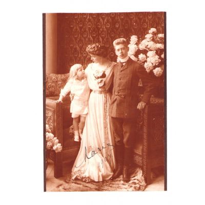 Principesa Maria alături de principii Carol și Nicolae, fotografie de mari dimensiuni, cu semnătură olografă, 1907