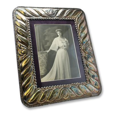 Principesa Maria a României în rochie albă, fotografie de epocă într-o ramă din argint
