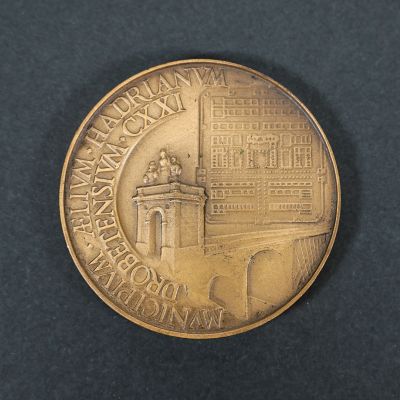 Jubileul de 1850 ani al Municipiului Drobeta-Turnu Severin, medalie din bronz, 1971, gravor N. Culluri