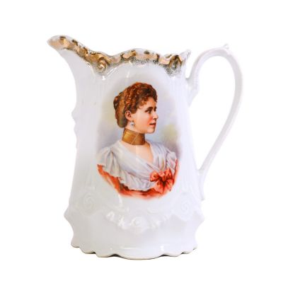 Două carafe din porțelan cu imaginea Principesei Maria