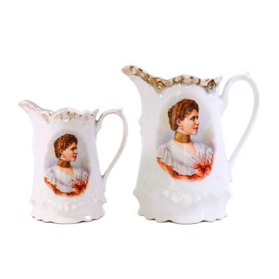 Două carafe din porțelan cu imaginea Principesei Maria