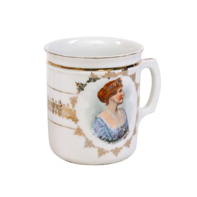 Două căni din porțelan, Regina Maria a României