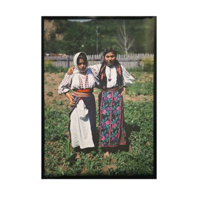 Două țărănci, autocromie realizată de arh. Victor Ștefănescu