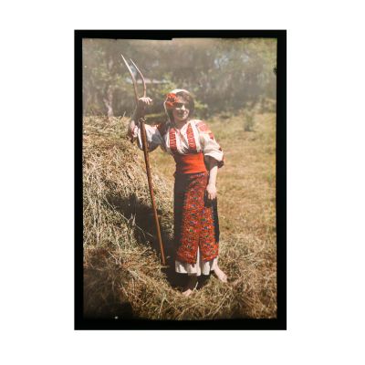 Țărancă cu furca la fân, autocromie realizată de arh. Victor Ștefănescu