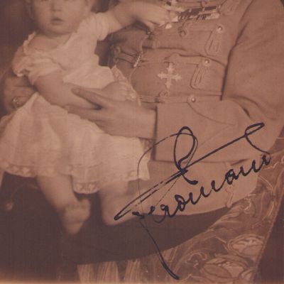 Regele Ferdinand și principele Mihai, fotografie tip carte poștală, cu semnătura regelui, atelier Guggenberger Mairovits