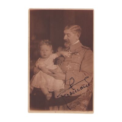 Regele Ferdinand și principele Mihai, fotografie tip carte poștală, cu semnătura regelui, atelier Guggenberger Mairovits