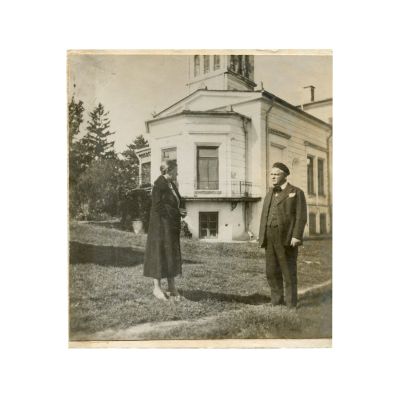 Mihail Sadoveanu alături de soția sa, fotografie de epocă, cca. 1950