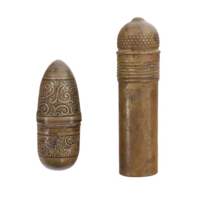 Două etuiuri metalice pentru echipamente de cusut 
