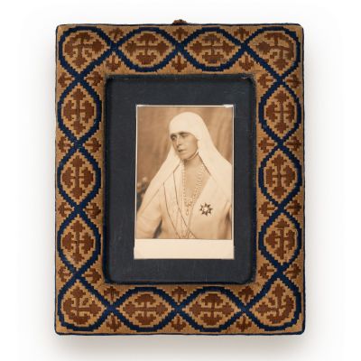 Regina Maria a României în doliu alb, fotografie format carte poștală, cca. 1930