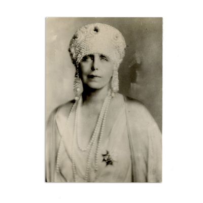 Regina Maria purtând tiara Cartier cu safire, diamante și perle, fotografie de presă, circa 1922